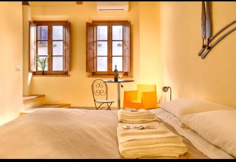 Bed, Living room, Photo of the whole room, Seating area, Bedroom, towels, air conditioner