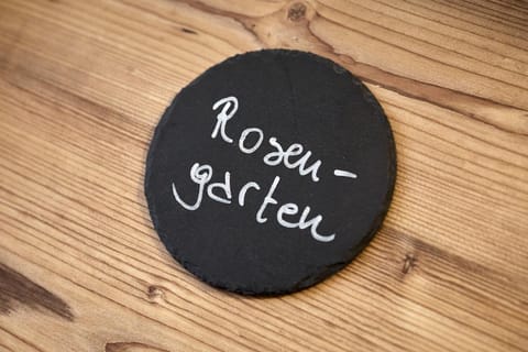 Text overlay, pet friendly, pet friendly