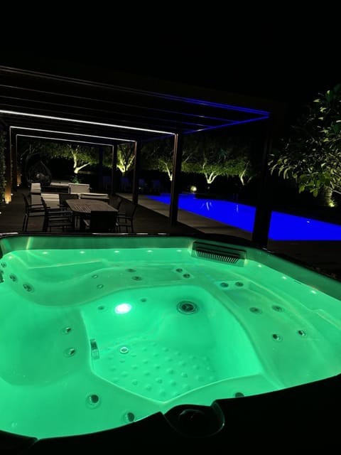 Hot Tub, Swimming pool