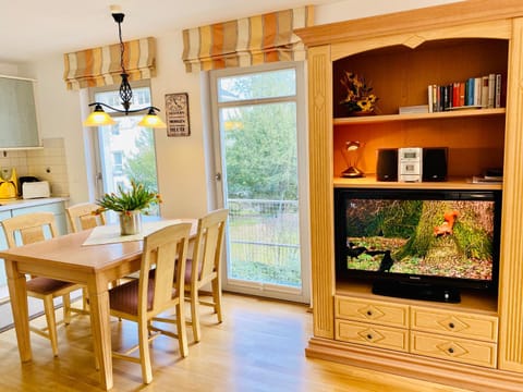 Garden, TV and multimedia, Kitchen or kitchenette, Living room, Dining area, Food
