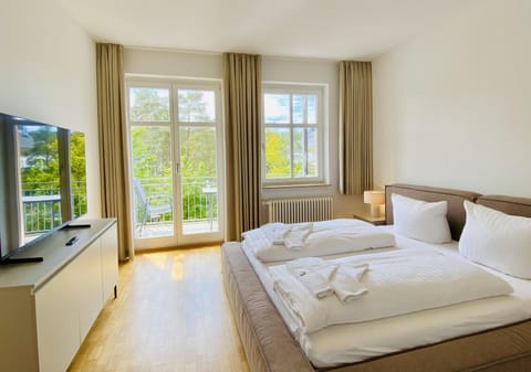 Bed, TV and multimedia, Balcony/Terrace, Bedroom