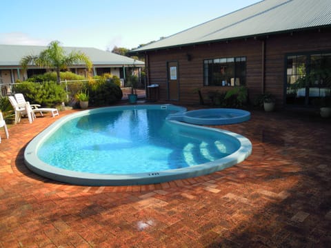 Property building, Day, Swimming pool, Swimming pool