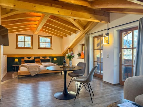 Bed, Photo of the whole room, Seating area