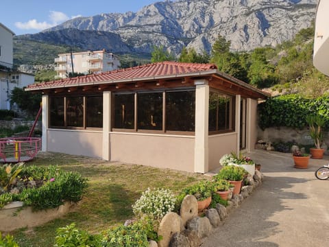 Property building, Garden, Garden view, Mountain view