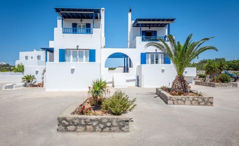 Property building, Facade/entrance, Garden, Garden