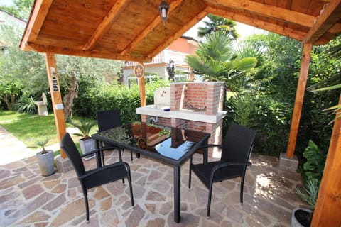 Property building, BBQ facilities, Balcony/Terrace
