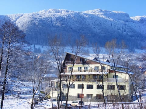 Property building, Restaurant/places to eat, Facade/entrance, Day, Natural landscape, Bird's eye view, Winter, On site, Mountain view