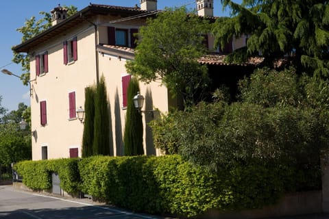 Property building, Facade/entrance, Garden view, Street view