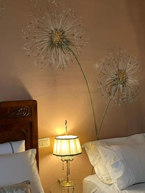 Bed, Photo of the whole room, Decorative detail, Bedroom