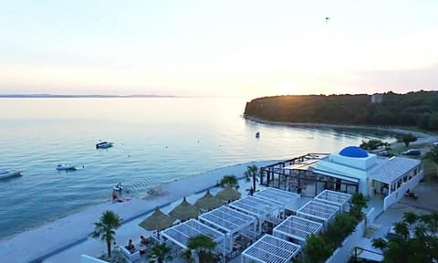 Restaurant/places to eat, Beach