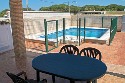 Patio, Swimming pool, Swimming pool