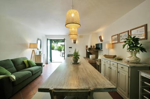 Kitchen or kitchenette, Living room, Seating area, Dining area, fireplace, internet