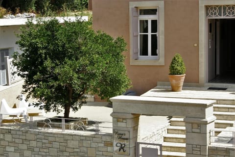 Patio, Facade/entrance, Day, Summer, Garden, Balcony/Terrace, On site