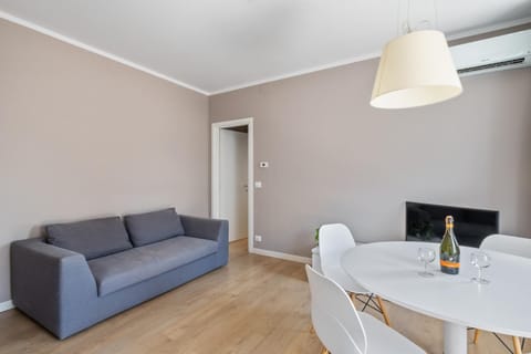 TV and multimedia, Living room, Seating area, Dining area, air conditioner