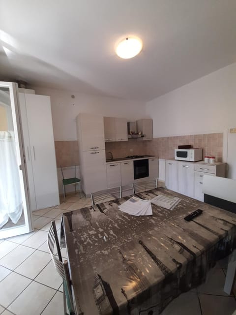 Photo of the whole room, Dining area