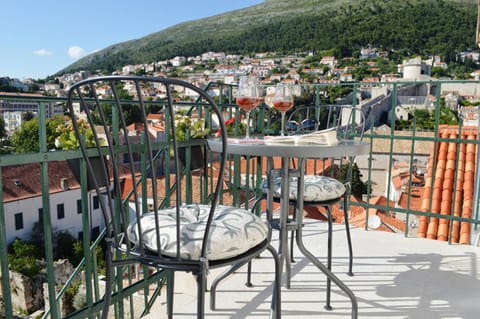 Balcony/Terrace, Seating area, City view, Landmark view, Mountain view, Sea view, Street view