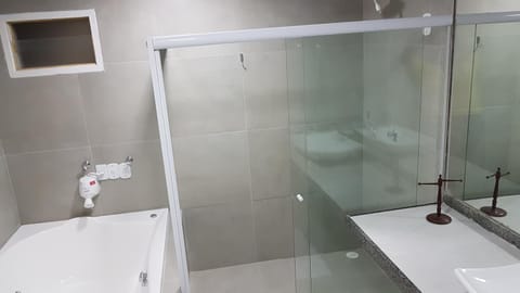 Shower, Toilet, Bathroom, Bath