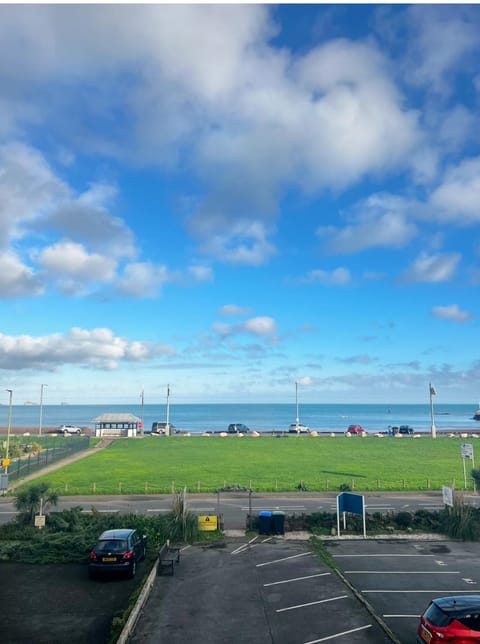 Day, Neighbourhood, Natural landscape, Sea view, Location, Quiet street view, Parking