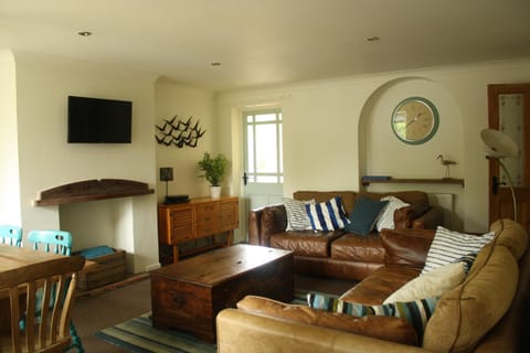 Spring, Day, Living room, Decorative detail, Seating area, On site