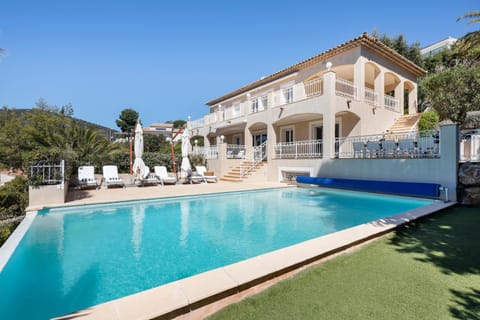 Property building, Patio, Day, Garden, Garden view, Pool view, Swimming pool, sunbed