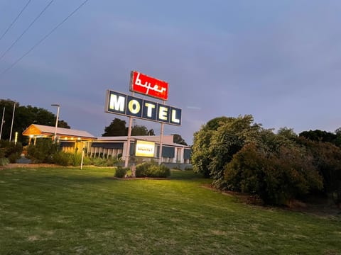 Byer Fountain Motor Inn Motel in Victoria