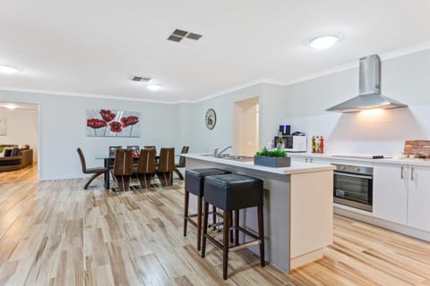 Bulla Hill Villas - Spacious Group Accommodation, 5 Min to Airport House in Melbourne