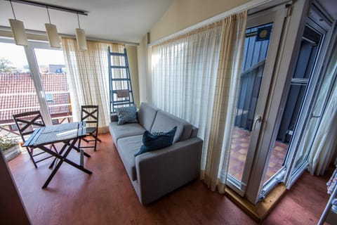 Bed, Photo of the whole room, Dining area