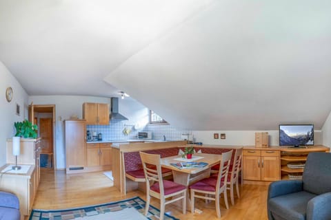 Kitchen or kitchenette, Living room, Seating area, Dining area