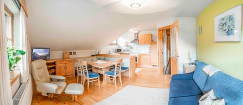 Kitchen or kitchenette, Living room, Seating area, Dining area