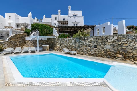 Property building, Day, Pool view, Swimming pool, sunbed