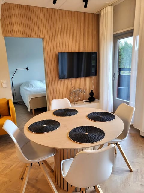 Bed, TV and multimedia, Seating area, Dining area