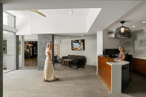 Staff, Facade/entrance, On-site shops, Lobby or reception, On site, concierge