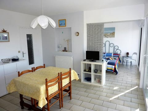 T2 rénové avec balcon, parking couvert, animaux admis - FR-1-92-583 Apartment in Château-d'Olonne