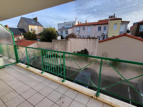 Appartement T2 : grande terrasse équipée, parking, à 200m de la mer et 400m de la plage - FR-1-92-735 Apartamento in Château-d'Olonne