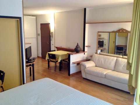 Living room, Photo of the whole room, Dining area