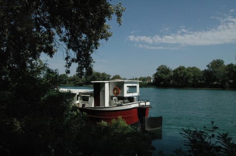 Péniche Espoir bulle Bed and Breakfast in Villeneuve-lès-Avignon