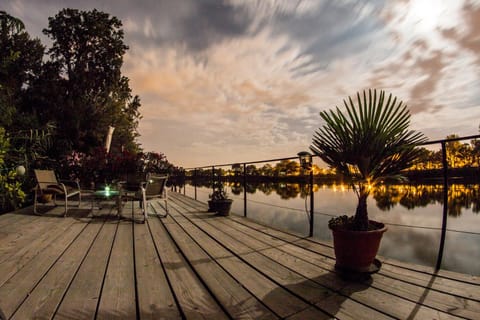 Péniche Espoir bulle Bed and Breakfast in Villeneuve-lès-Avignon