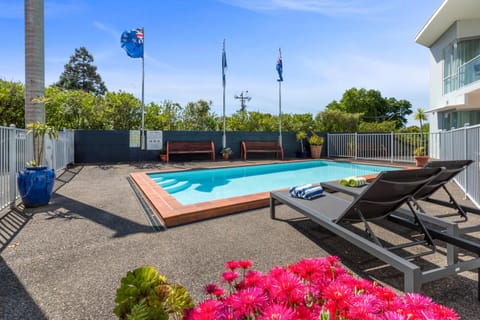 Property building, Pool view, Swimming pool, sunbed, sunbed, towels