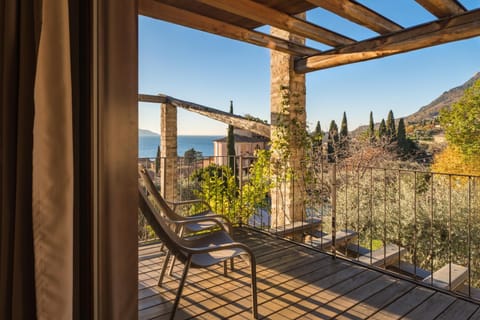 View (from property/room), Balcony/Terrace, Lake view