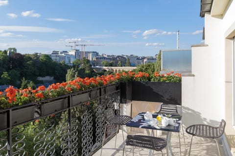 Balcony/Terrace, City view, Garden view, Street view, Internal: Not applicable to any particular room