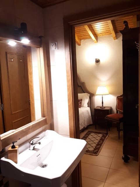 Bathroom, Photo of the whole room, Decorative detail, Bedroom