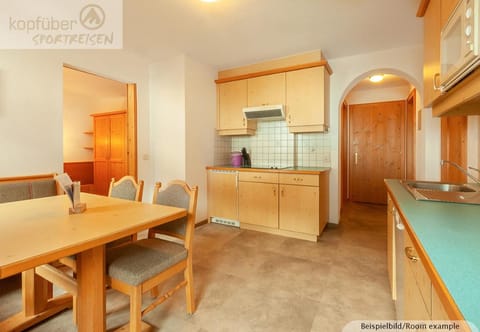 Kitchen or kitchenette, Dining area, stove