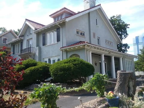 Hanover House Bed and Breakfast Bed and Breakfast in Niagara Falls