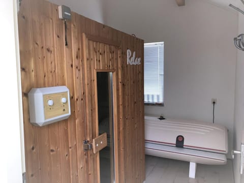 Charming holiday home by the beach with sauna bubble bath and sunbed Maison in Julianadorp