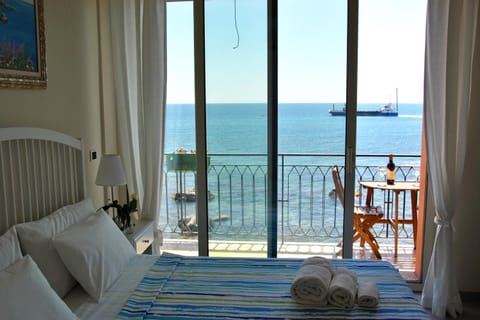 Bed, Photo of the whole room, Sea view