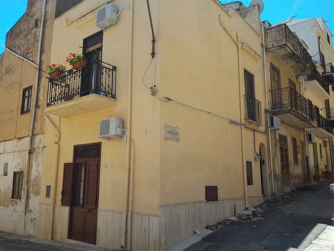 Property building, Facade/entrance, Neighbourhood, City view, Street view