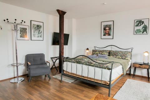 Bed, TV and multimedia, Photo of the whole room, Bedroom