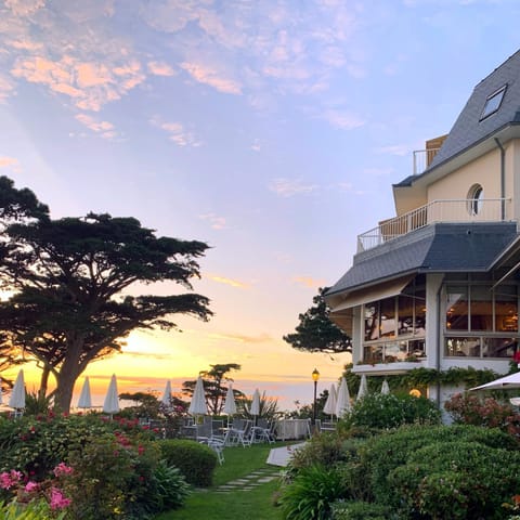 Patio, Restaurant/places to eat, Natural landscape, Sea view, Sunset