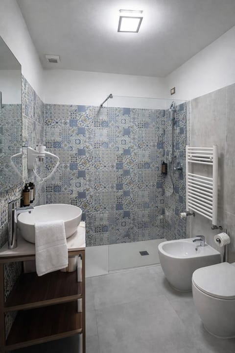 Shower, Toilet, Bathroom, bidet, towels