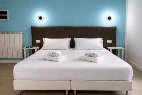 Bed, Bedroom, towels